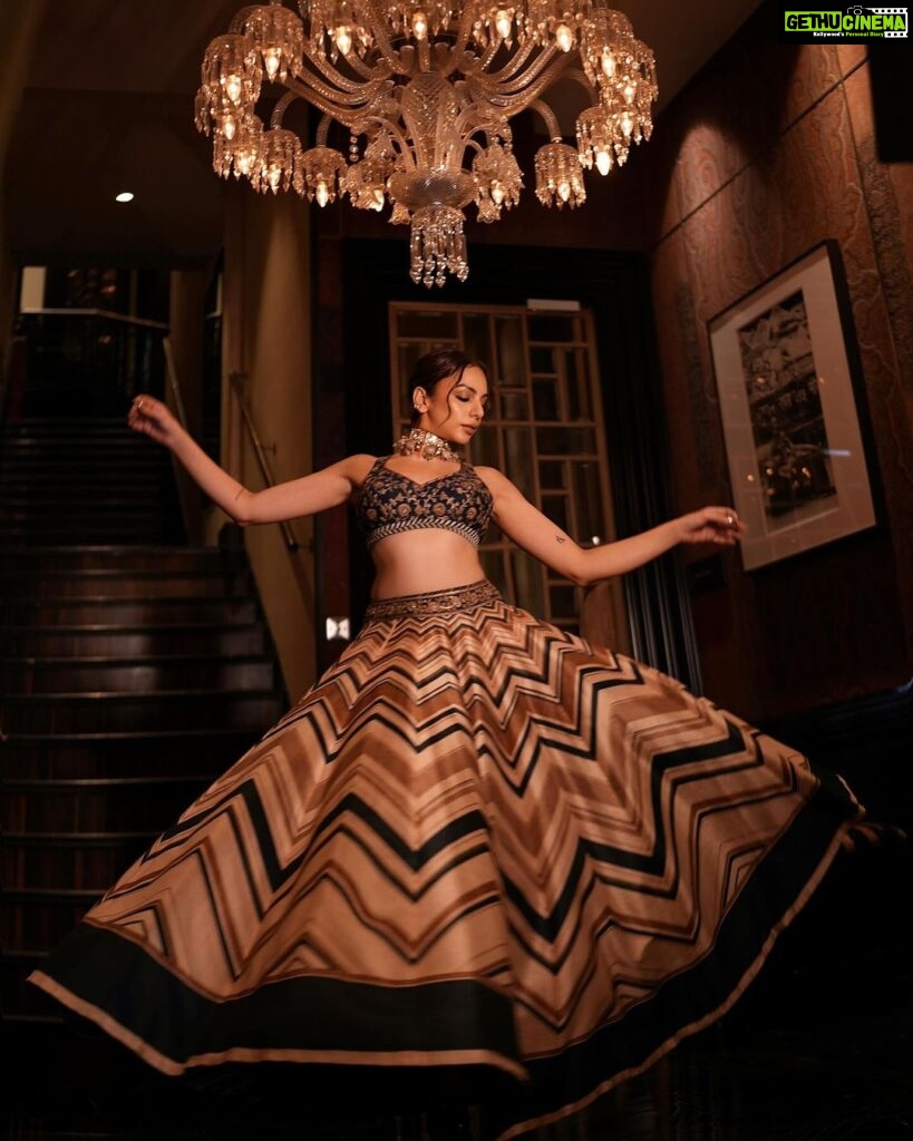 Nitibha Kaul Instagram - The season to twirl in gorgeous outfits is here ✨ Wearing @jjvalaya Choker @shilpigoyaljewellery Makeup @honeyahujaofficial Hair @hairxprincyy #JJVallaya #IndianCouture #IndianSkirtSet #ChevronLehenga #FestiveLehenga #FestiveFit #GoldenParandi #Lehenga #DiwaliOutfitInspo #SkirtBlouse #ChevronSkirt #NitibhaKaul #NKDesi