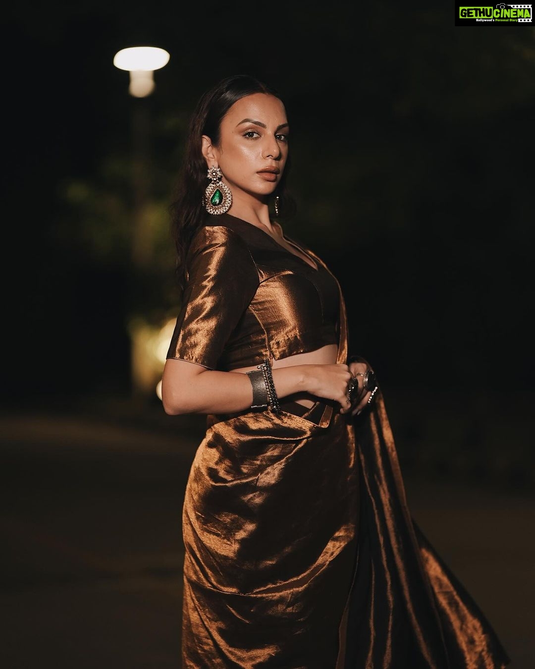 Nitibha Kaul Instagram - A bronze dream in & for the stunning @raw_mango for the opening night of @fdciofficial x @lakmefashionwk with @lakmeindia π€ Witnessed a beautiful collection of intricate indian silhouettes. The venue, Indira Gandhi National Stadium made the whole experience even more spectacular β¨ Jewellery @sangeetaboochra MUA @makeupbyrevalohia Hair @hairbybharat007 Styling @xhrexhth #LFW #LakmeFashionWeek #LakmeIndia #RawMango #Rawsilk #AllGold #BronzeGoldSaree Delhi, India