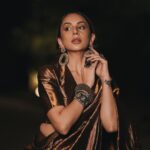 Nitibha Kaul Instagram – A bronze dream in & for the stunning @raw_mango for the opening night of @fdciofficial x @lakmefashionwk with @lakmeindia 🤍
Witnessed a beautiful collection of intricate indian silhouettes. The venue, Indira Gandhi National Stadium made the whole experience even more spectacular ✨ 

Jewellery @sangeetaboochra 
MUA @makeupbyrevalohia 
Hair @hairbybharat007 
Styling @xhrexhth 

#LFW #LakmeFashionWeek #LakmeIndia #RawMango #Rawsilk #AllGold #BronzeGoldSaree Delhi, India