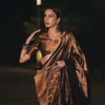 Nitibha Kaul Instagram – A bronze dream in & for the stunning @raw_mango for the opening night of @fdciofficial x @lakmefashionwk with @lakmeindia 🤍
Witnessed a beautiful collection of intricate indian silhouettes. The venue, Indira Gandhi National Stadium made the whole experience even more spectacular ✨ 

Jewellery @sangeetaboochra 
MUA @makeupbyrevalohia 
Hair @hairbybharat007 
Styling @xhrexhth 

#LFW #LakmeFashionWeek #LakmeIndia #RawMango #Rawsilk #AllGold #BronzeGoldSaree Delhi, India