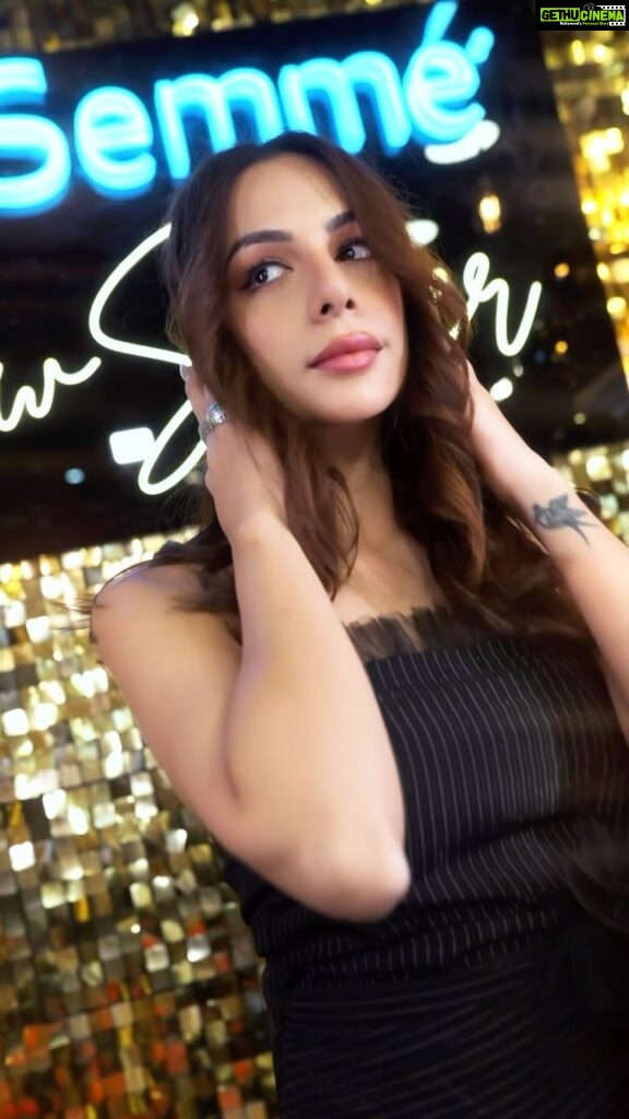 Nitibha Kaul Instagram - Styled by TRESemmè for fashion week! This is my take on the trending 90’s blowout, courtesy team TRESemmè 🖤 Got my hair styled for fashion week by the experts at the TRESemmè style station, using my favourite TRESemmè Gloss Ultimate Serum which gives heat protection from styling tools up to 230℃* and the TRESemmè Keratin Smooth Serum, which gives 2X smoother hair & frizz control for up to 48 hours. My look was inspired by the TRESemmè Style Collective trend report, you’ve got to follow the @tresemmeindia page and watch out for more! #TRESemméAtLFW #TRESemmé #TRESemméIndia #TRESemméStyleCollective #StyleCollective #Hairstyling #FDCIxLFW #FDCIxLakmeFashionWeek #LakmeFashionWeek #LFW #FashionWeek #HairTrends #ad