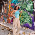 Nitibha Kaul Instagram – Street 🎨 in São Paulo

Top @kaykay_label @alistclub
Jeans @zara 
Shoes @onitsukatigerindia 
Bag @easthide__ 
Sunnies thrifted

#OOTD #FitCheck #StreetArt #BatmanAlley #StreetStyle #GraffitiWall Batman Alley