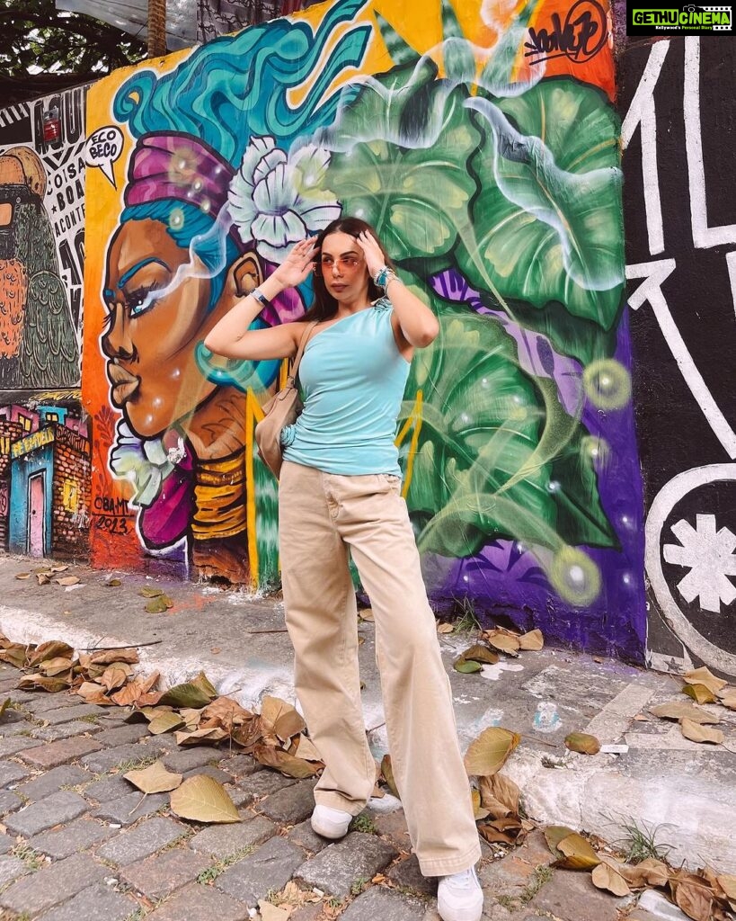 Nitibha Kaul Instagram - Street 🎨 in São Paulo Top @kaykay_label @alistclub Jeans @zara Shoes @onitsukatigerindia Bag @easthide__ Sunnies thrifted #OOTD #FitCheck #StreetArt #BatmanAlley #StreetStyle #GraffitiWall Batman Alley