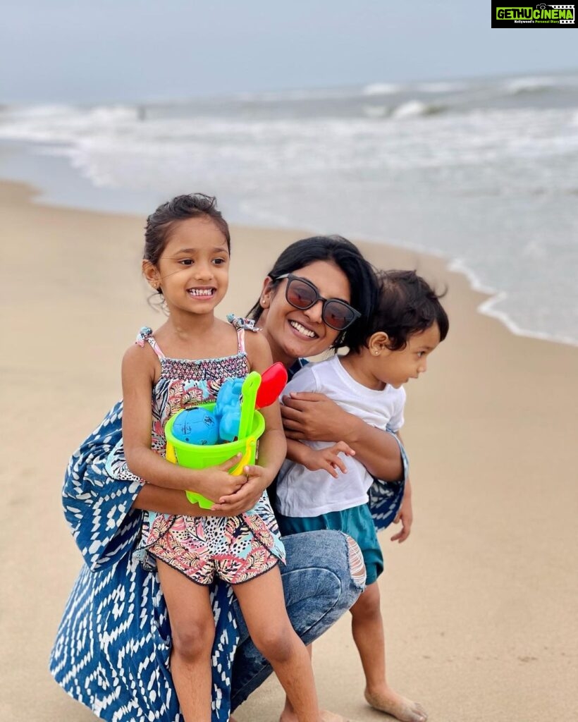 Nivedhithaa Sathish Instagram - Beach babies! 🤍