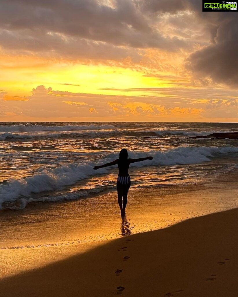 Nivedhithaa Sathish Instagram - It's called a 'calling' for a reason. It speaks to you. Once you find it, you can't ignore it. It's like background music - never turning off, but making life more beautiful. Your destiny won't be a whisper. It will be a scream. 🌅 #Sunsetlover #Coastline #Srilanka #lustforlife Kosgoda, Sri Lanka