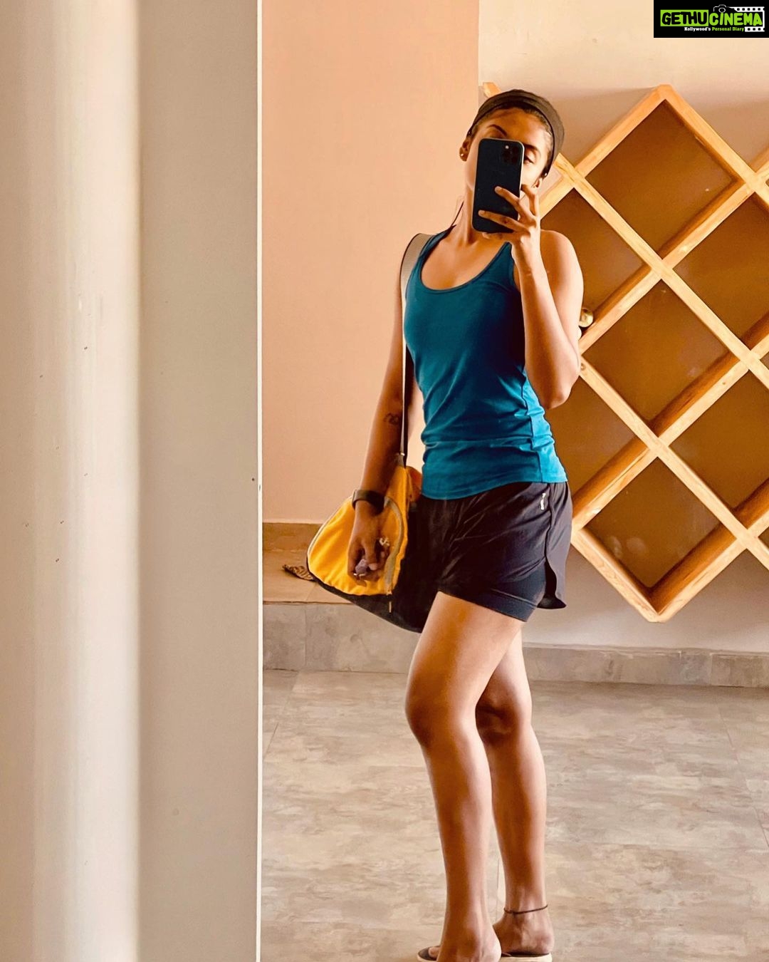 Nivedhithaa Sathish Instagram - Beatinnn’ Monday blues like… 💪🏾