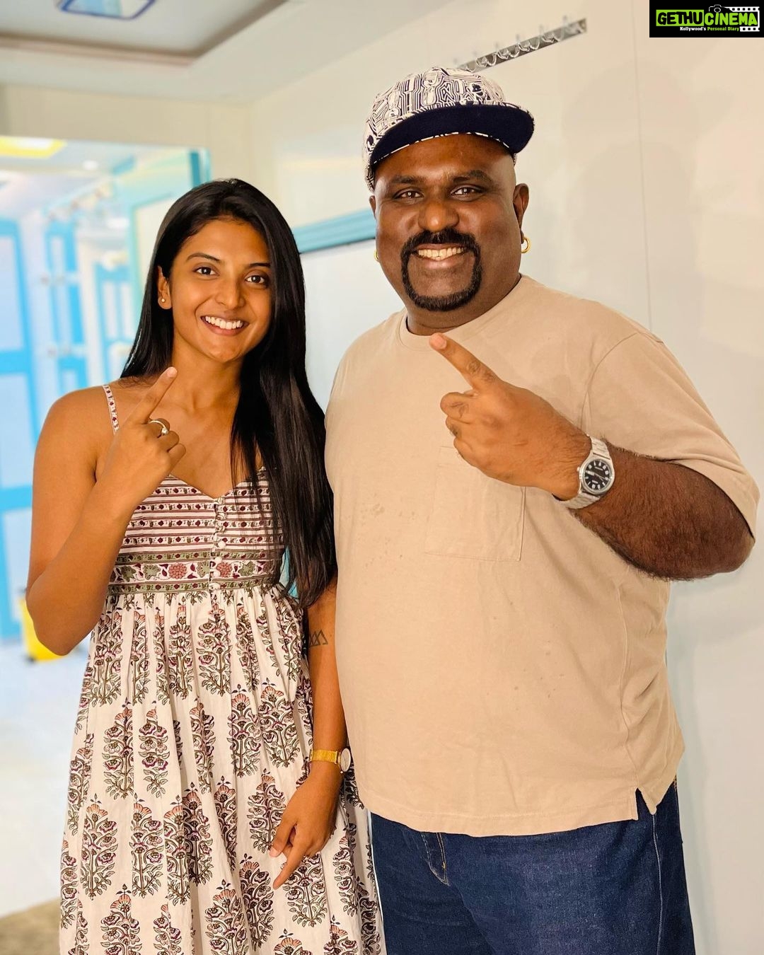 Nivedhithaa Sathish Instagram - வெல்வோமே வீழாமல் ✊🏾🔥 There hasn’t been a “The happiest day” in my life that’s gone without me LOUDLY rapping in my car vibing to Madai Thiranthu & Porkkalam. The child in me is so happy right now, I cannot explain. Thank you for making it so special for me like you’ve made it for millions of us. We love you @yogibsees ♥️ #OneLoveForever #Upwards&Onwards☝🏾
