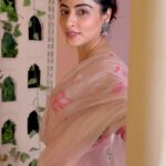 Niyati Fatnani Instagram - तेरी पलकों के छाँव के तले मोहोब्बत मुजे़ मिल गई🌸 #oldsongs #pinksuit #niyatifatnani