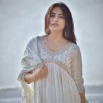 Niyati Fatnani Instagram - उल्फ़त....🤍🤍🤍 Wearing: @nehamtaonline Stylist: @styling.your.soul . . . . #white #is #my #favourite #saturday #niyatifatnani