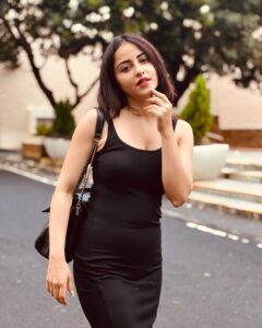 Niyati Fatnani Instagram - Best things start from the 3rd slide.. swipe ⬅️🖤♥️ . . . . #foody #vegan #sugarfree #happyme #healthyeating #niyatifatnani