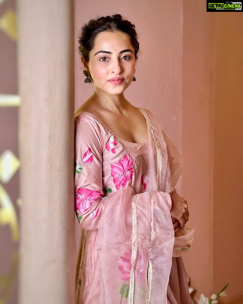 Niyati Fatnani Instagram - 🌸 Wearing: @aachho . . . . #pink #friday #goodvibes #niyatifatnani