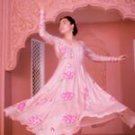 Niyati Fatnani Instagram – लाज से गुलाबी गाल 💕

Shot by: @mihiradhiya49
.
.
.
.
#katthak #niyatifatnani