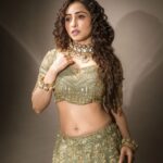 Niyati Fatnani Instagram - You are 🍏 of my eye.... Tera chaleya hai zor, teri hui main...🎵 Makeup & Hair: @makeoverbysejalthakkar @celebsmakeupbysejal Photography : @deepak_das_photography Styling : @purvabansal5 Outfit : @rajkumari_by_richahaware Jewellery : @sejalcreation23 Studio :@backstage_mumbai Managed by : @trending_influencers . . . . #love #hope #miracle #saturday #niyatifatnani