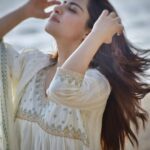 Niyati Fatnani Instagram - उल्फ़त....🤍🤍🤍 Wearing: @nehamtaonline Stylist: @styling.your.soul . . . . #white #is #my #favourite #saturday #niyatifatnani