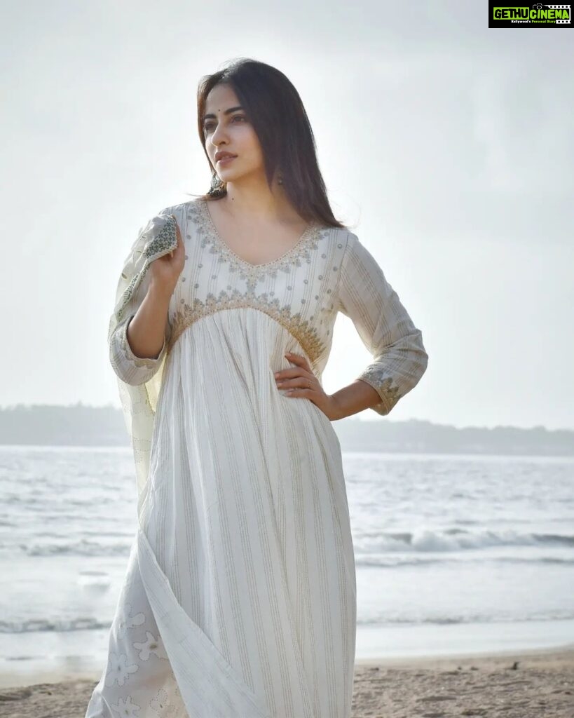 Niyati Fatnani Instagram - उल्फ़त....🤍🤍🤍 Wearing: @nehamtaonline Stylist: @styling.your.soul . . . . #white #is #my #favourite #saturday #niyatifatnani