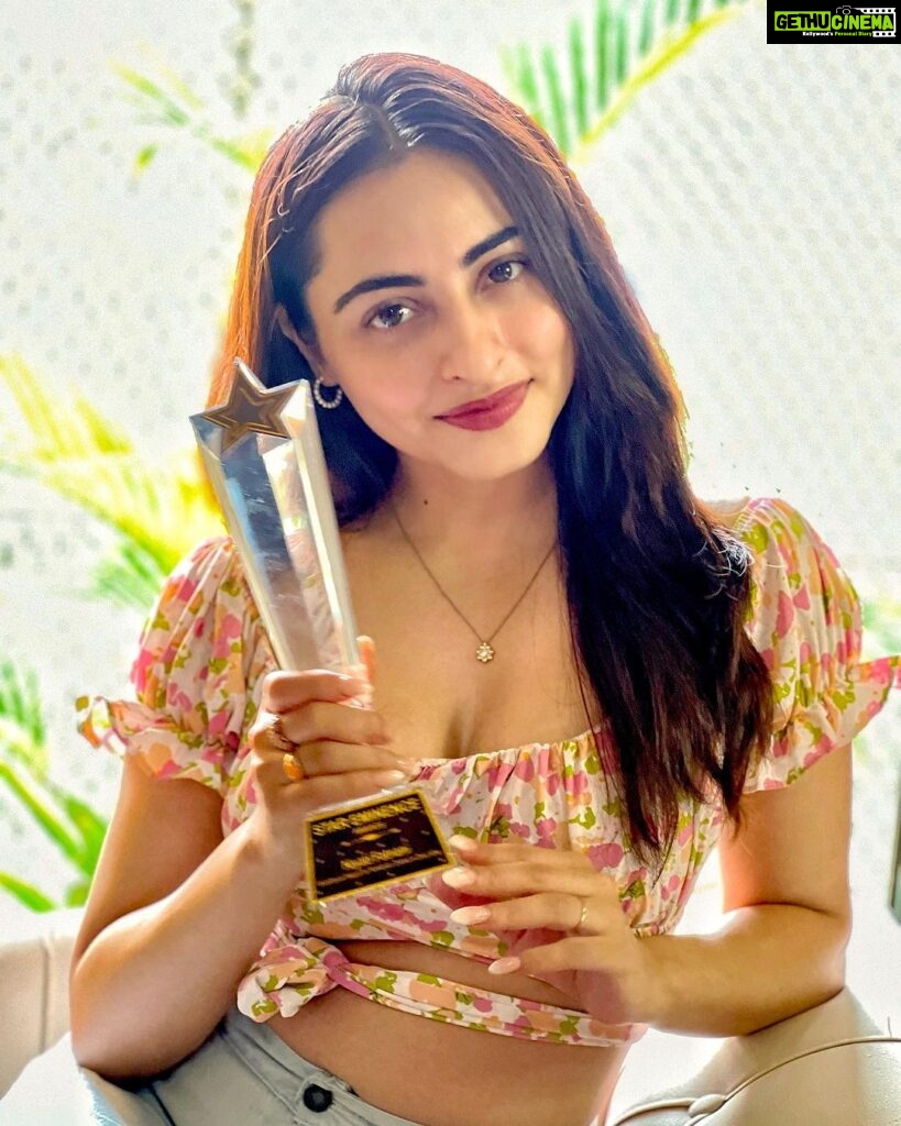 Niyati Fatnani Instagram - Firsts are always sooo special 🏆♥ Thank you @stareminenceawards for the recognition and thank you Asmita coz it was fun embodying you . Thank you to my Dear Ishq family and all the fans who loved the show . ✨ Feeling humbled, grateful. God bless all🫶🙏🏽 @castingkartikpaliwalofficial @paliwalentertainment . . . . . #stareminenceaward2023 #dearishq #asmita #hotstar #feelingblessed #gratitude #niyatifatnani