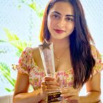 Niyati Fatnani Instagram - Firsts are always sooo special 🏆♥️ Thank you @stareminenceawards for the recognition and thank you Asmita coz it was fun embodying you . Thank you to my Dear Ishq family and all the fans who loved the show . ✨ Feeling humbled, grateful. God bless all🫶🙏🏽 @castingkartikpaliwalofficial @paliwalentertainment . . . . . #stareminenceaward2023 #dearishq #asmita #hotstar #feelingblessed #gratitude #niyatifatnani
