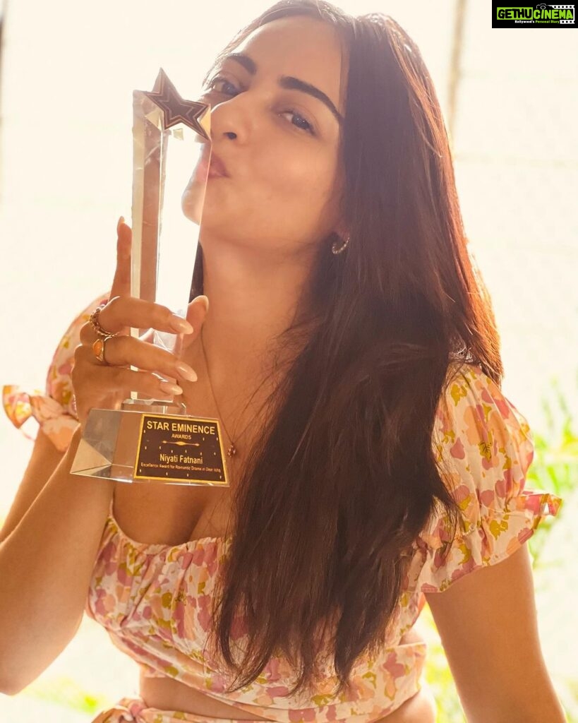 Niyati Fatnani Instagram - Firsts are always sooo special 🏆♥️ Thank you @stareminenceawards for the recognition and thank you Asmita coz it was fun embodying you . Thank you to my Dear Ishq family and all the fans who loved the show . ✨ Feeling humbled, grateful. God bless all🫶🙏🏽 @castingkartikpaliwalofficial @paliwalentertainment . . . . . #stareminenceaward2023 #dearishq #asmita #hotstar #feelingblessed #gratitude #niyatifatnani