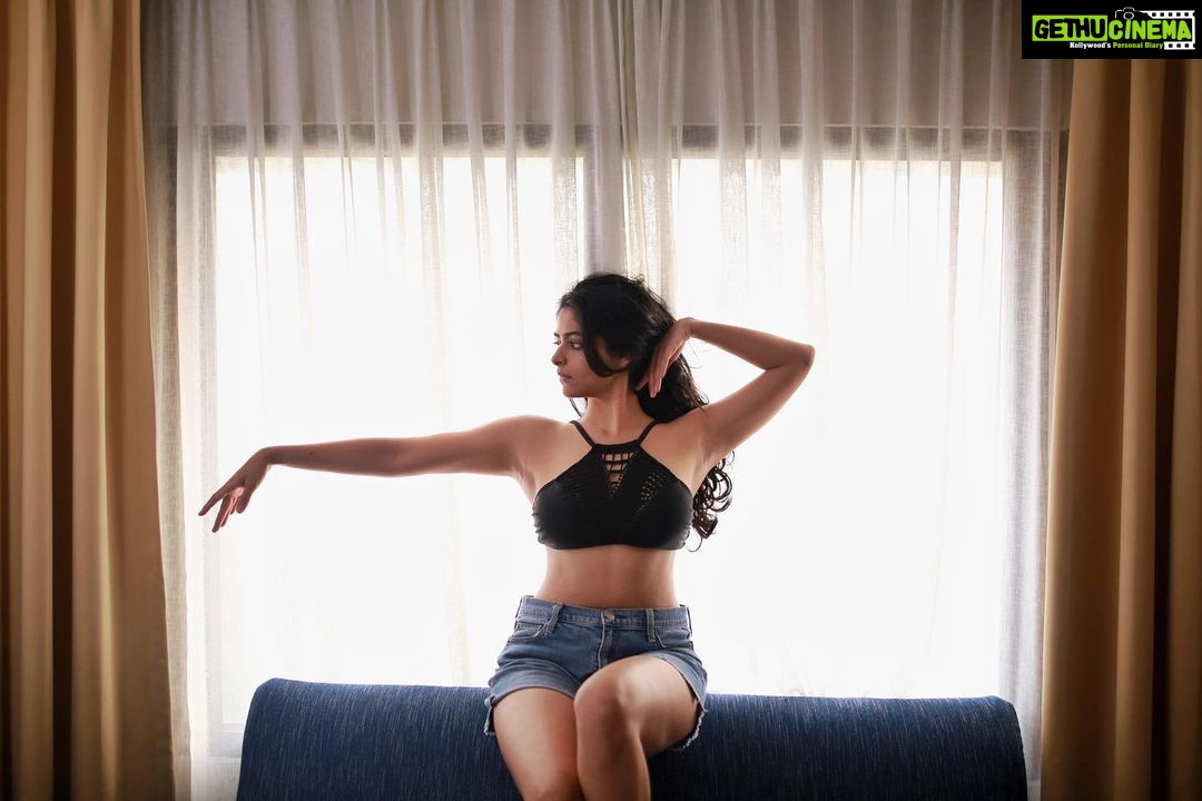 Palak Lalwani Instagram - @diana_dancemagic Dancers lounging on couches 🦋 . Shot by @sarujeenth 📷