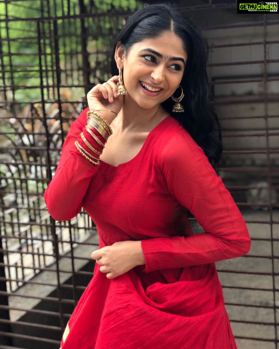 Palak Lalwani Instagram - Choose your vibe ✨👣