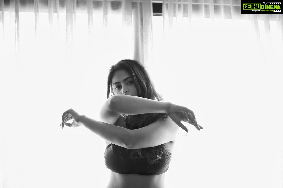 Palak Lalwani Instagram - @diana_dancemagic Dancers lounging on couches 🦋 . Shot by @sarujeenth 📷