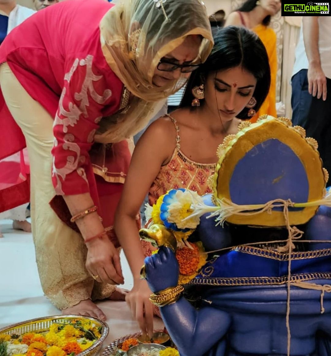 Palak Tiwari Instagram - Teaching momo what nani taught me. Ganapathi Bappa Morya, Pudhchya Varshi Lavkar yaa❤️🙏
