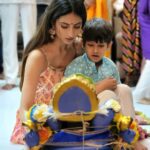 Palak Tiwari Instagram - Teaching momo what nani taught me. Ganapathi Bappa Morya, Pudhchya Varshi Lavkar yaa❤️🙏