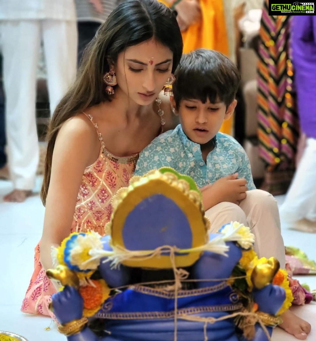 Palak Tiwari Instagram - Teaching momo what nani taught me. Ganapathi Bappa Morya, Pudhchya Varshi Lavkar yaa❤️🙏