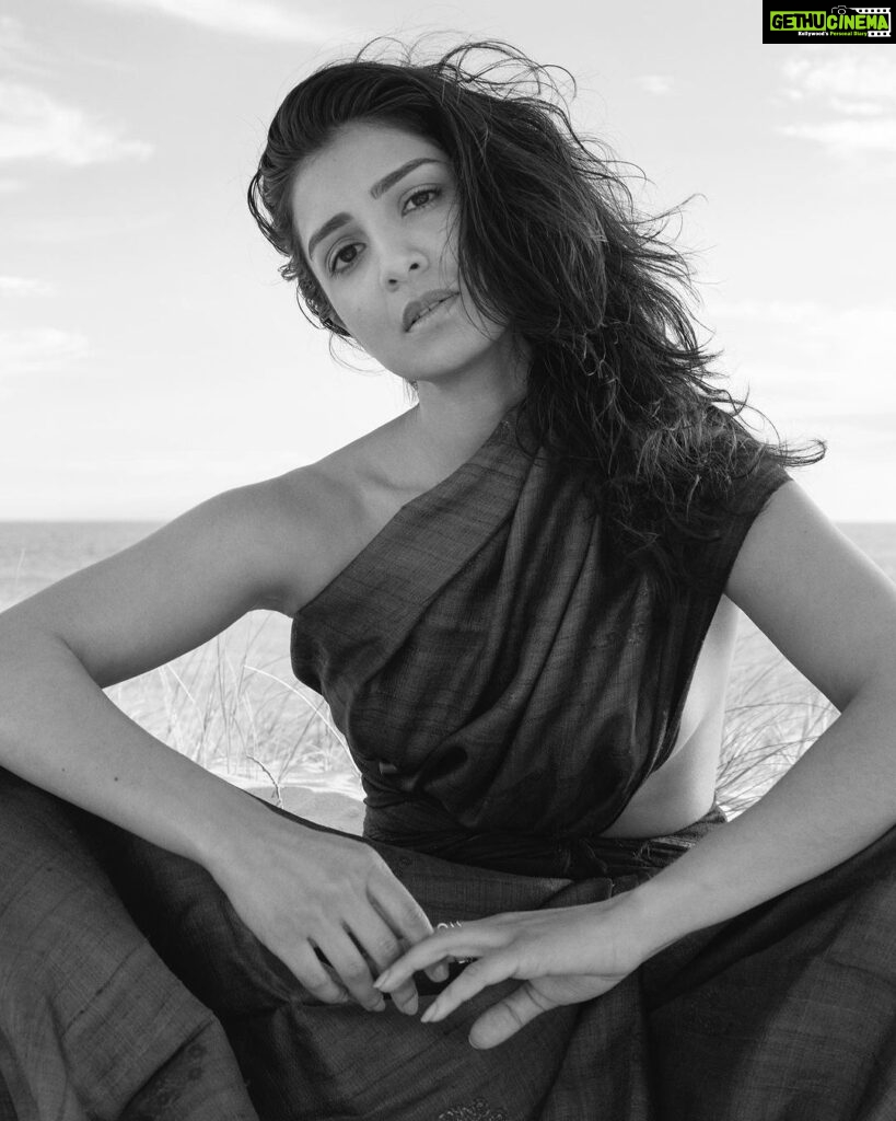Pallavi Sharda Instagram - Sitting on the Meridian which holds the cusp of my ancestral past and futures, two cultures, two continents - wrapped in a sari I found in my mother’s closet that afternoon. Shot by @mauro_palmieri_photographer on the dunes of City Beach in WA on the sacred land of the Nyoongar people, on the Ocean my parents traversed to call this great southern land home. Sometimes the liminality of this land digs deeper than words can express. Yesterday was #nationalhandloomday. A moment - amongst many - to celebrate the artisans who weave the threads that envelope us in our histories. HMU @nadiaduca Camera Assist: @chrismartinstudio Sari: mama’s Jewels: @miromirostudio Indian Ocean
