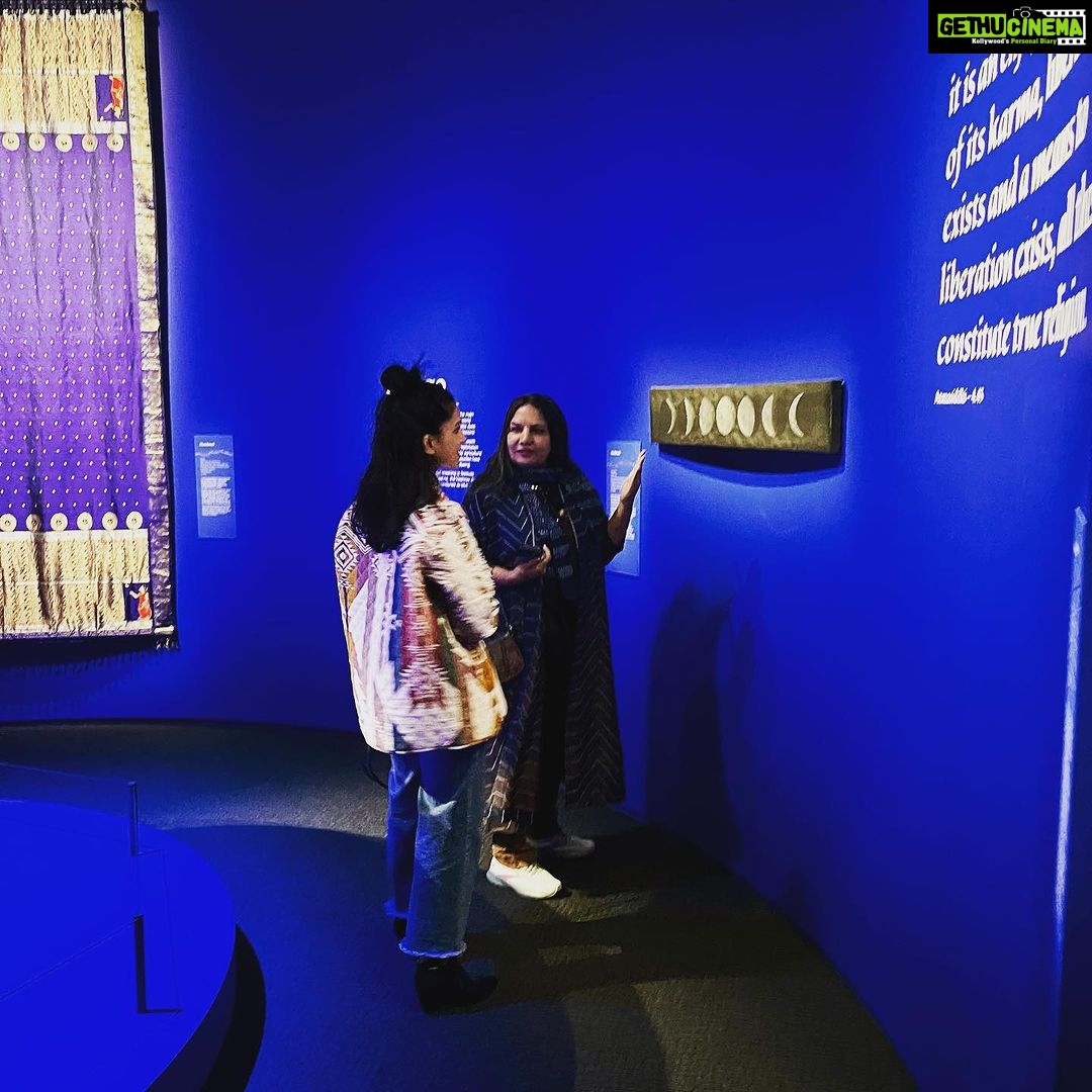 Pallavi Sharda Instagram - Our artisans are the keepers of our stories. And our weavers intricately thread our histories to furnish our present with beauty and our future with legacy. I was fortunate to witness the exquisite celebration of Indian weavers at @melbournemuseum with one of my inspirations @azmishabana18 (who when I happened to meet & perform for aged 6 and mention my dream of becoming an actress… a whole other story!) - a woman who is a keeper of our stories and whose legacy is inimitable - much like the art & craftsmanship we witnessed on this day. @santati_then_now_next is still on at the Melbourne Museum until Sept 3rd. I urge any Melbournian who loves art, history & beauty and any South Asian who wishes to witness a rare exhibition of our history in Australia - go see it! Thank you @rohini.kapur.kappadath for the work you do!