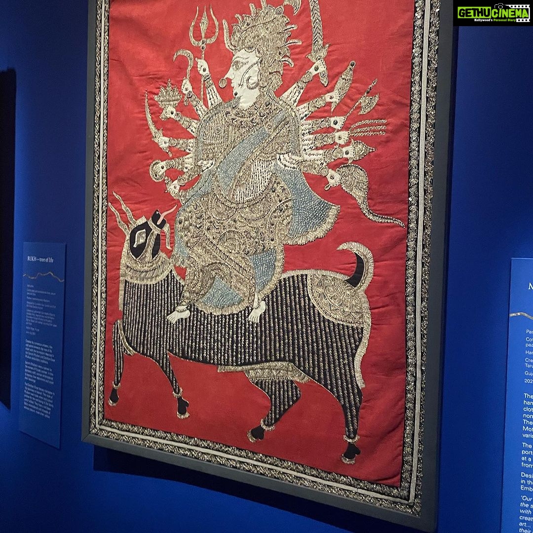 Pallavi Sharda Instagram - Our artisans are the keepers of our stories. And our weavers intricately thread our histories to furnish our present with beauty and our future with legacy. I was fortunate to witness the exquisite celebration of Indian weavers at @melbournemuseum with one of my inspirations @azmishabana18 (who when I happened to meet & perform for aged 6 and mention my dream of becoming an actress… a whole other story!) - a woman who is a keeper of our stories and whose legacy is inimitable - much like the art & craftsmanship we witnessed on this day. @santati_then_now_next is still on at the Melbourne Museum until Sept 3rd. I urge any Melbournian who loves art, history & beauty and any South Asian who wishes to witness a rare exhibition of our history in Australia - go see it! Thank you @rohini.kapur.kappadath for the work you do!