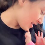 Pankhuri Awasthy Rode Instagram – That hand in the end! Radhya’s saying Hi 👋🏻 

( actually asking me to STOP my squeezy and cuddly morning sessions loaded with kisses and loud singing) 

#babies #cuddles #love #twinmom #songs #kiss