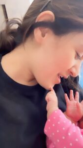Pankhuri Awasthy Rode Instagram - That hand in the end! Radhya’s saying Hi 👋🏻 

( actually asking me to STOP my squeezy and cuddly morning sessions loaded with kisses and loud singing) 

#babies #cuddles #love #twinmom #songs #kiss
