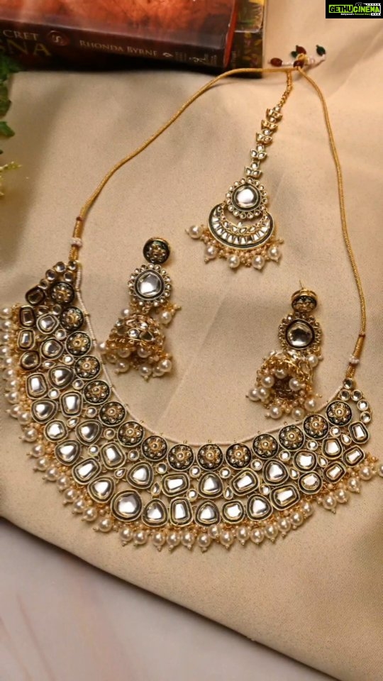 Pankhuri Awasthy Rode Instagram - Elegance meets tradition with our SAYAANI Set from House of Aekaya. ✨