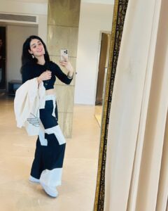Pankhuri Awasthy Rode Instagram - The most trusty combo ever- black&white and a crop and baggy pants! Don’t you agree? 🖤

.
.
.
#ootd #love #whatiwore #explore #fashionstyle #streetstyle