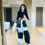 Pankhuri Awasthy Rode Instagram – The most trusty combo ever- black&white and a crop and baggy pants! Don’t you agree? 🖤

.
.
.
#ootd #love #whatiwore #explore #fashionstyle #streetstyle