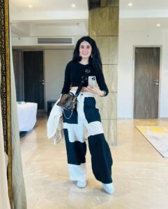 Pankhuri Awasthy Rode Instagram - The most trusty combo ever- black&white and a crop and baggy pants! Don’t you agree? 🖤

.
.
.
#ootd #love #whatiwore #explore #fashionstyle #streetstyle