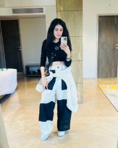 Pankhuri Awasthy Rode Instagram - The most trusty combo ever- black&white and a crop and baggy pants! Don’t you agree? 🖤

.
.
.
#ootd #love #whatiwore #explore #fashionstyle #streetstyle