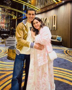 Pankhuri Awasthy Rode Instagram - There are years that ask questions and then there are years that answer them! 🩷🩵

#myworld #myuniverse #mycosmos #myfamily #rodelife #love #family