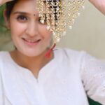 Pankhuri Awasthy Rode Instagram – With the coming festive season.. get your hands on the mesmerising SHIBINA Set, perfect for those garba evenings or the karwachauth night even better with the Diwali lights.
#jewellery #accessories #diwali #navratri #karwachauth #dressup #kundan #kundannecklace #kundanjewellery #houseofaekaya