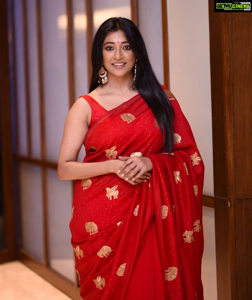 Paoli Dam Instagram - Make up & Hair by @aniruddhachakladar Styling by @poulami.rgupta Jewellery @runway_hit Photographed by @avipal_official . . . . . #red #redlover #redsaree #portraits #photographs #photogram #portraitphotography #instagram #instapost #instacarousel #instaphoto #instagood #ootd #paolidam #paolidamofficial