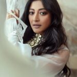 Paoli Dam Instagram - Good times with @paoli_dam on set and off, while shooting for @anandalok_abp ✨ Adding shine to the photos and the day @makeupartist_prasenjit and @stylebysumit @asif.salam2023 @angshu_esque #inspiroindia #instagram #photography #photovogue #fashionphotography