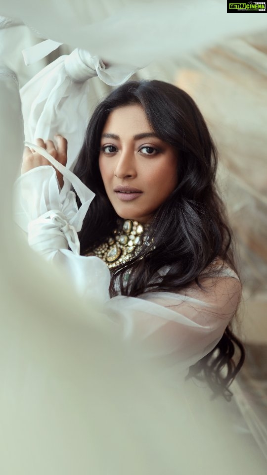 Paoli Dam Instagram - Good times with @paoli_dam on set and off, while shooting for @anandalok_abp ✨ Adding shine to the photos and the day @makeupartist_prasenjit and @stylebysumit @asif.salam2023 @angshu_esque #inspiroindia #instagram #photography #photovogue #fashionphotography