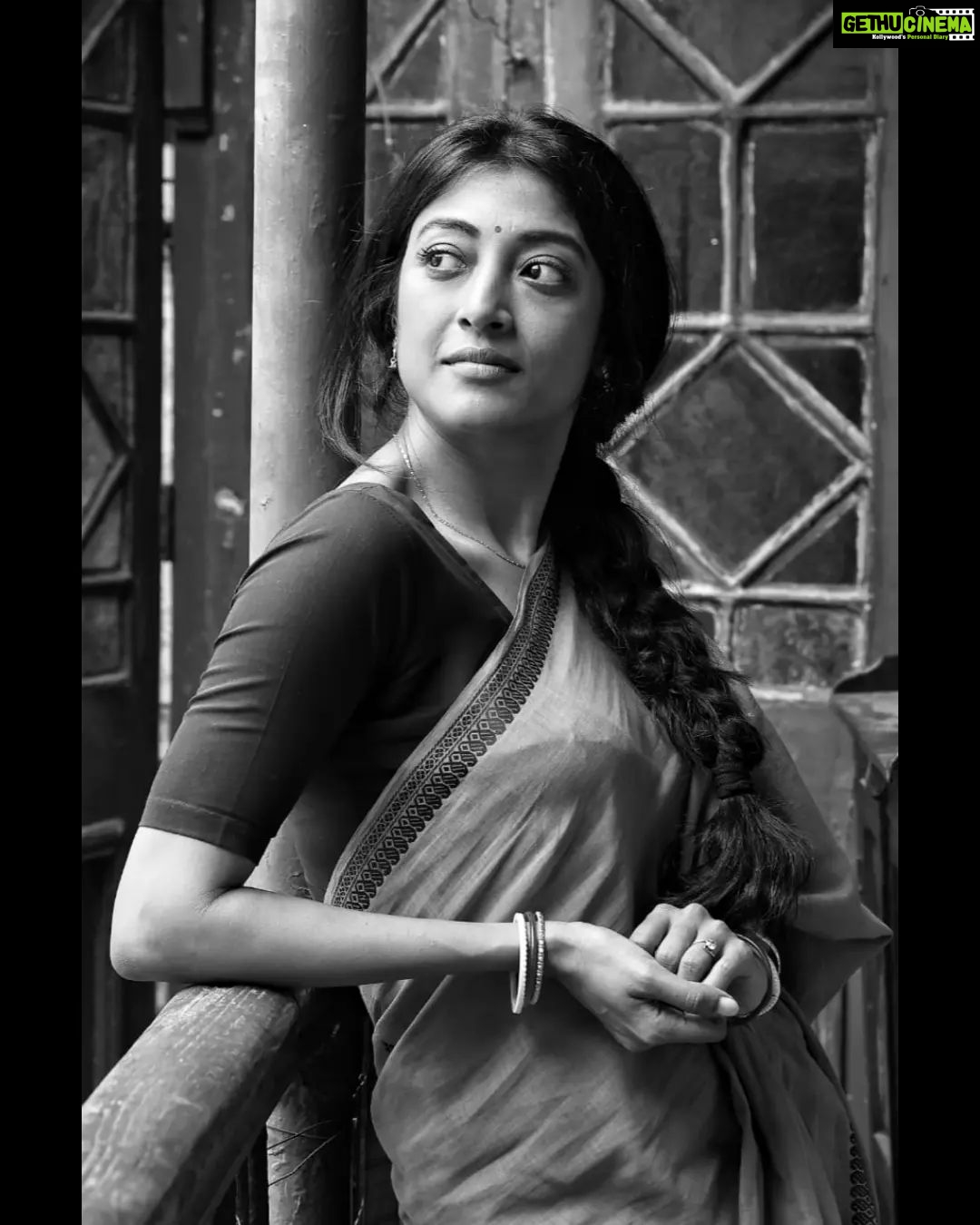 Paoli Dam Instagram - পাওলি সেন - আমার অভিনীত একটি অন্যরকম চরিত্র।সহজ, সরল, মিষ্টি, বিদগ্ধ একটি মেয়ে, যার মধ্যে কোনো জটিলতা নেই। যে সমস্যা নয় ,সমাধান খোঁজে। ভালো থাকা মানে সবাইকে নিয়ে আনন্দের সঙ্গে পথ চলা-এটাই যার জীবনের মূলমন্ত্র । পালান চলছে নিকটবর্তী প্রেক্ষাগৃহে।দেখবেন ,জানাবেন কেমন লাগলো পাওলি সেন-কে। . . . . #palan #tributeto #mrinalsen #blackandwhite #carouselpost #paolisen #reelcharacter #bengalimovie #theaternow #actorslife #instagram #instafit #instapost #instagood #instasnaps #paolidam #paolidamofficial