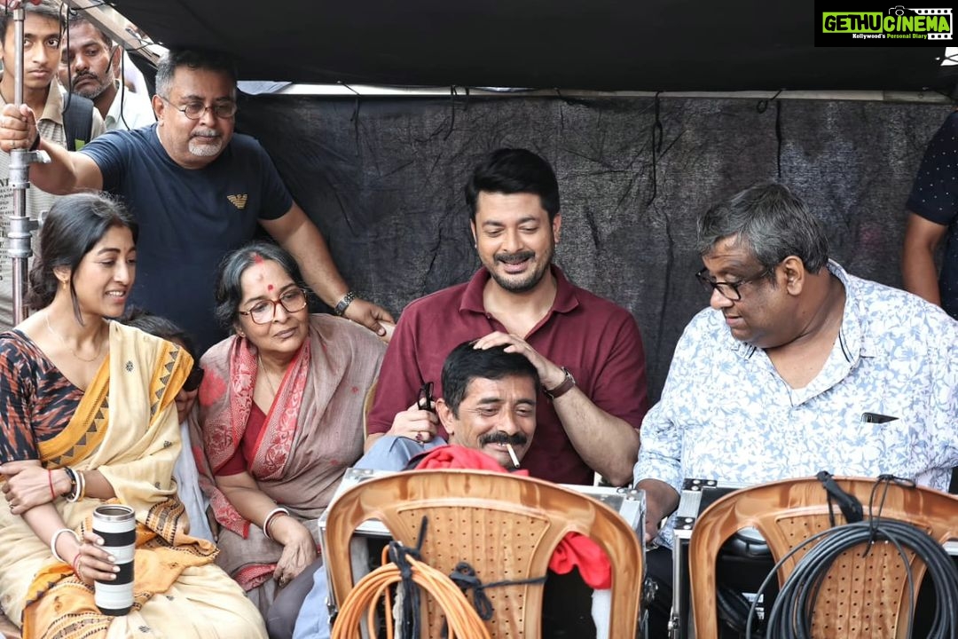 Paoli Dam Instagram - কি দেখছি আমরা? উত্তর আজ থেকে হলে... পালান আজ শুভ মুক্তি