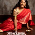 Paoli Dam Instagram - শুভ মহা সপ্তমী 🌼 . . . Shoot for @calcuttatimes @chandrimapal @ruman_ganguly Styling by @poulami.rgupta Saree by @straavi Blouse by @avijitdasofficial_bengal Makeup & Hair by @abhijitpl2 Assisted by @sanandalaha Photographed by @tathagataghosh . . . . #subhomahasaptami #pujoshoot #portraits #portraitphotography #durgamaa #redsaree #bangaliana #festivecollection #festivemodeon #instarepost #instagram #instafit #instacarousel #potd #paolidam #paolidamofficial