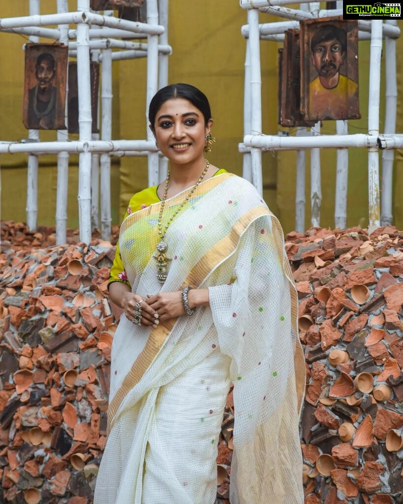 Paoli Dam Instagram - 💛🤍 Styling by @poulami.rgupta Jewellery by @dazzlingdanglersbyruchi Blouse by @sayantighoshdesignerstudio Makeup by @makeupartist_sourav Hair by @shyamali.das.7583 . Photographed by @avipal_official . . . #yellow #white #sareelove #instagram #carouselpost #instafit #postoftheday #potd #pujolook #outfitoftheday #lookoftheday #instarepost #paolidam #paolidamofficial