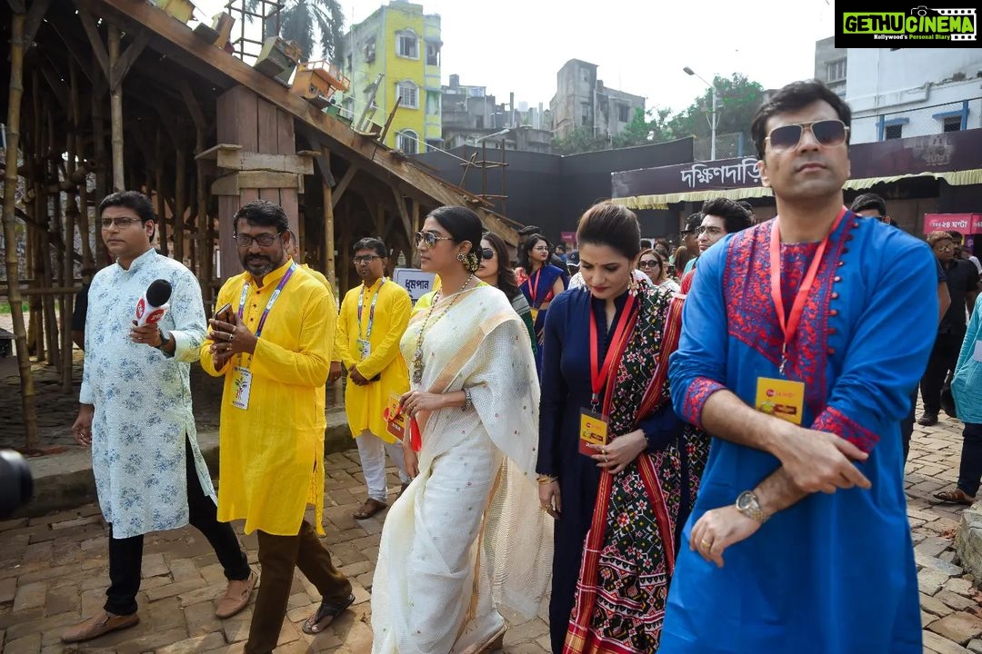 Paoli Dam Instagram - আড্ডা আনন্দ হৈহুল্লোড়ে কাটলো @zee24ghanta -এর মহাপুজোর খোঁজ। সকলকে জানাই শুভ শারদীয়া। . . . . #pujoadda #pandalhopping #mahapujo #durgapuja #happiness #subhosarodiya #instagram #instapost #potd #paolidam #paolidamofficial