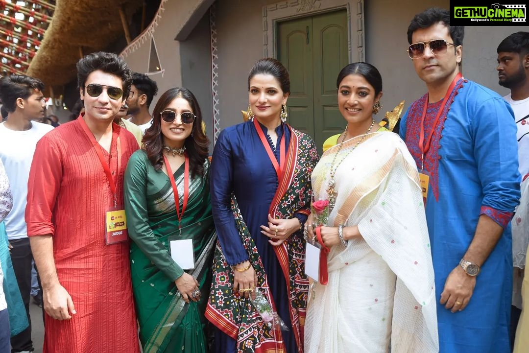 Paoli Dam Instagram - আড্ডা আনন্দ হৈহুল্লোড়ে কাটলো @zee24ghanta -এর মহাপুজোর খোঁজ। সকলকে জানাই শুভ শারদীয়া। . . . . #pujoadda #pandalhopping #mahapujo #durgapuja #happiness #subhosarodiya #instagram #instapost #potd #paolidam #paolidamofficial