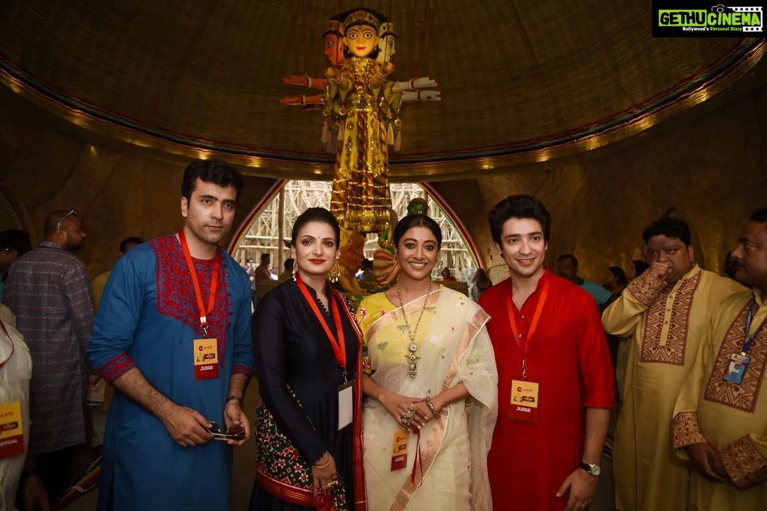Paoli Dam Instagram - আড্ডা আনন্দ হৈহুল্লোড়ে কাটলো @zee24ghanta -এর মহাপুজোর খোঁজ। সকলকে জানাই শুভ শারদীয়া। . . . . #pujoadda #pandalhopping #mahapujo #durgapuja #happiness #subhosarodiya #instagram #instapost #potd #paolidam #paolidamofficial